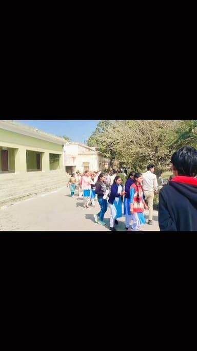 हाइस्कूल बोर्ड परीक्षा में सामाजिक विज्ञान की परीक्षा देकर बाहर निकले छात्र-छात्राओं ने किया कहा #YogiAdityanath #news #...