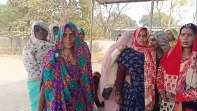 नागौद: बिजली बिलों से परेशान उपभोक्ताओं ने भाकियु के जिलाध्यक्ष ठाकुर प्रयाद सिंह को सौंपा ज्ञापन