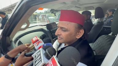 "यह सब भारतीय जनता पार्टी की लव स्टोरियां है, पहले ब्राह्मण समाज को अपमानित करने के लिए फिल्म बनाई है अब ये कर दिया।"
अख...