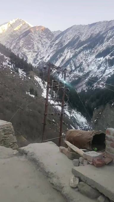 यह विद्युत उपमंडल साच की स्थिति है जहां आधे घंटे से स्पार्किंग हो रही है और विभाग का कोई भी प्रतिनिधि ध्यान देने के लिए ...