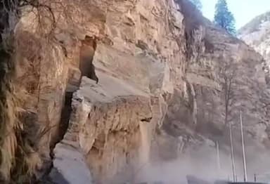 किन्नौर NH-5 पर अचानक गिरी चट्टानें,वायरल वीडियो:---
#himnewstoday #nonfollowersviewers #viralvideoシ