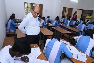 गरियाबंद जिले में बोर्ड परीक्षा 2026 की सुव्यवस्थित व शांतिपूर्ण शुरुआत।
कलेक्टर श्री बी.एस. उइके द्वारा परीक्षा केंद्रो...