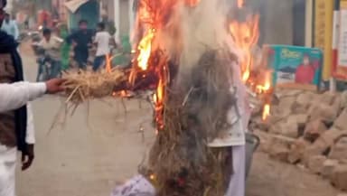 7 लोगो के साथ कांग्रेस के कार्यकर्ताओ ने किया सेमरिया बाजार मे पुतला दहन