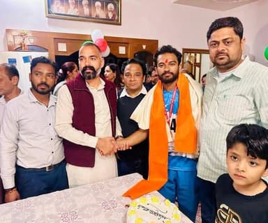 गाँव नोहनी निवासी आर्यन को बॉल बैडमिंटन अंतरराष्ट्रीय चैंपियनशिप में गोल्ड मेडल जीतने पर उनके निवास स्थान पर बधाई देने प...