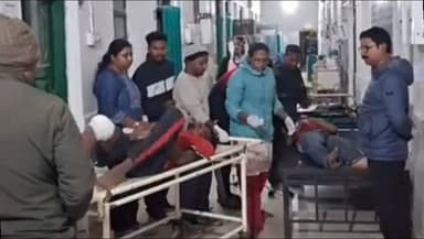 चक्रधरपुर: चक्रधरपुर-रांची मार्ग पर बाझीकुसूम के पास सड़क दुर्घटना, दो युवक घायल