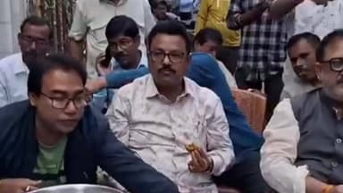 রানাঘাট ১: রানাঘাটে শুক্রবার বৈকালিক আড্ডায় পৌরসভার চেয়ারম্যান সহ তৃণমূলের বলিষ্ঠ নেতৃত্ব