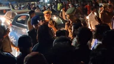 Praygraj...
नैनी कोतवाली क्षेत्र के सामुदायिक स्वास्थ्य केंद्र चाका में इलाज के दौरान महिला की हुई मौत,गुस्साए परिजनों ...