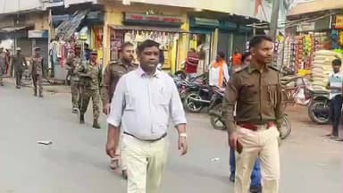 चाकुलिया: नगर पंचायत क्षेत्र में प्रशासन ने निकाला फ्लैग मार्च