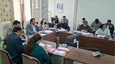 संकल्प से समाधान अभियान एवं विभिन्न विभागों द्वारा संचालित हितग्राहीमूलक योजनाओं की समीक्षा बैठक कलेक्टर श्री ऋतुराज स...