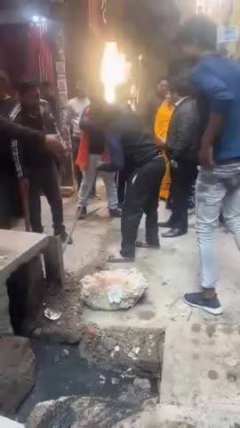 प्रीत विहार: MCD ने नालियों पर किए अतिक्रमण पर चलाया हथौड़ा