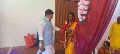 पूर्व विधायक विजय सम्राट पहुंचे और आशीर्वाद दिए