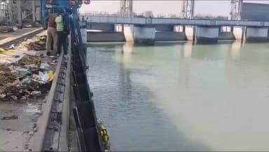 पशुलोक बैराज गंगा नदी में मिला अज्ञात ब्यक्ति का शव।SDRF ने निकाला बाहर