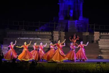 🎭 52वाँ अंतर्राष्ट्रीय खजुराहो नृत्य समारोह का भव्य आगाज़
विश्व धरोहर नगरी खजुराहो में 52वें अंतर्राष्ट्रीय खजुराहो नृत...