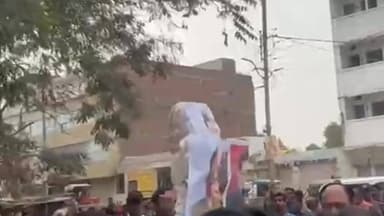 सुबह हुई घटना का एक और वीडियो सामने आया
पुतला दहन कार्यक्रम के दौरान यू आग की चपेट में आए मैहर के ट्राफिक प्रभारी विक्र...