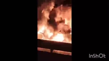 नवाबगंज: बाराबंकी में हाईवे पर धू-धू कर जलता वाहन, शॉर्ट सर्किट से आग लगने की आशंका, चालक फरार