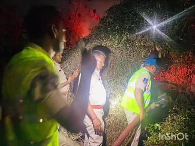 ఖాజీపేట: మడికొండ పోలీస్ స్టేషన్ పరిధిలో ఉన్న మహిళా హాస్టల్ వద్ద చెల్లరేగిన మంటలు, మంటలను అర్పిన పోలీసులు