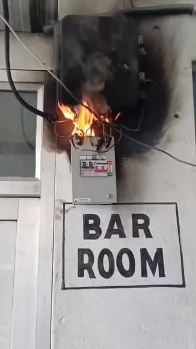 स्मार्ट मीटर के रुझान आना शुरू
तीसा एसडीएम कार्यालय में स्मार्ट मीटर में लगी आग, कर्मचारियों की सतर्कता से टली बड़ी घटन...