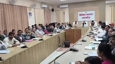 शाहजहांपुर: जिलाधिकारी ने शराब की दुकान निर्धारित समय से ऊपर खुलने और ओवर रेटिंग पर एसडीएम को कार्रवाई करने के दिए निर्देश