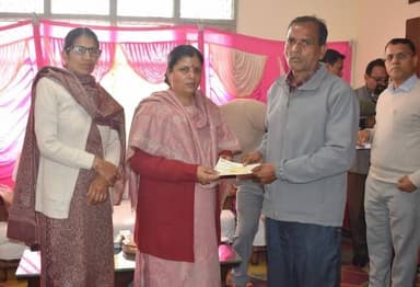 *कमलेश ठाकुर ने 41 लाभार्थियों को बांटे 5 लाख 2 हजार की सहायता राशि के चेक*
*जरूरतमंद परिवारों को आर्थिक सहयोग एवं साम...