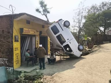 तेज रफ्तार का कहर: दुकान में जा घुसी बारातियों की कार
सतना के भटनवारा मोड़ पर रीवा से इटमा जा रही एक अनियंत्रित कार तेज ...