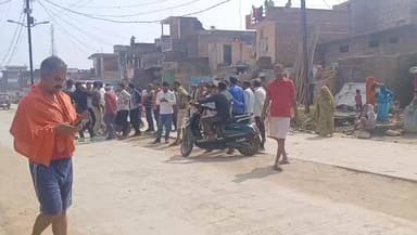 चित्रकूट ग्राम कामता में सड़क चौड़ीकरण निर्माण कार्य हेतु अतिक्रमण हटाने के दौरान विरोध के चलते रोकी गई कार्यवाही।स्थानी...