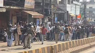 इंदौर: गांधी भवन के बाहर प्रदर्शन के दौरान भाजपा - कांग्रेस कार्यकर्ता आमने-सामने।।
#BreakingNews #MadhyaPradesh