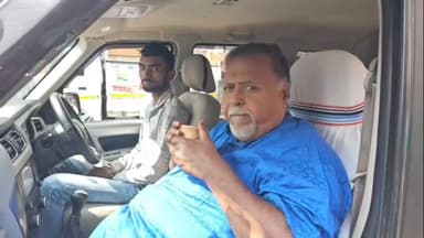 কলকাতা: বেহালা পশ্চিমে ঘরে ঘরে পার্থ, ভোটের আগে জনসংযোগে তৃণমূলের বর্ষীয়ান নেতা