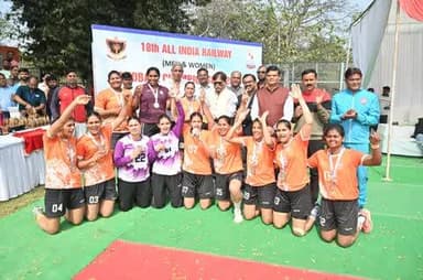 18वीं अखिल भारतीय रेलवे हैंडबॉल प्रतियोगिता 2025–26 (महिला) में दक्षिण मध्य रेलवे ने शानदार प्रदर्शन करते हुए उपविजेता का स्थान प्राप्त किया।
आपकी प्रतिबद्धता और संघर्ष ने दर्शकों का दिल जीत लिया। 👏🏅
#Handball #IndianRailways