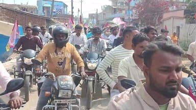 गोड्डा गंगटा शांति नगर की सड़कों पर जितेंद्र कुमार उर्फ गुड्डू मंडल का जलवा, समर्थकों ने फूल-मालाओं से किया स्वागत।
#God...