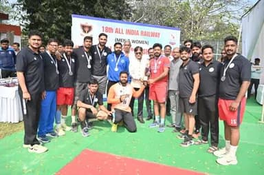 18वीं अखिल भारतीय रेलवे हैंडबॉल प्रतियोगिता 2025–26 (पुरुष) में पश्चिम रेलवे ने दमदार खेल का प्रदर्शन करते हुए उपविजेता का गौरव प्राप्त किया।
अंत तक चले रोमांचक मुकाबले में आपकी ऊर्जा और संघर्ष भावना सराहनीय रही। 🏅
#Handball @railminindia