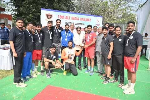 18वीं अखिल भारतीय रेलवे हैंडबॉल प्रतियोगिता 2025–26 (पुरुष) में पश्चिम रेलवे ने दमदार खेल का प्रदर्शन करते हुए उपविजेता का गौरव प्राप्त किया।
अंत तक चले रोमांचक मुकाबले में आपकी ऊर्जा और संघर्ष भावना सराहनीय रही। 🏅
#Handball @railminindia