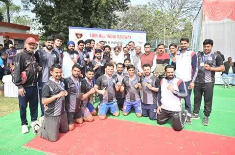 🥇 पुरुष वर्ग – प्रथम स्थान (उत्तर रेलवे)
बरेका में आयोजित 18वीं अखिल भारतीय रेलवे हैंडबॉल प्रतियोगिता 2025–26 (पुरुष) में उत्तर रेलवे ने शानदार प्रदर्शन करते हुए 26-24 से रोमांचक जीत दर्ज कर खिताब अपने नाम किया। 👏🏆
#Handball
