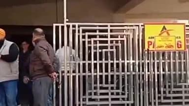 अम्बाला: अंबाला: मल्टी लेवल पार्किंग में गाड़ी उठाने को लेकर हुआ विवाद, जुटी लोगों की भीड़