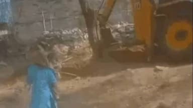 रेवाड़ी: रेवाड़ी में दादा ने मां से छीन पोती को JCB के सामने फेंका, वीडियो वायरल