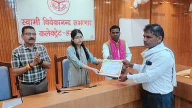 मुख्यमंत्री ने प्रधानमंत्री फसल बीमा योजना के तहत किसानों को वितरित की क्षतिपूर्ति
हरदोई। उत्तर प्रदेश सरकार के मा0 मुख...