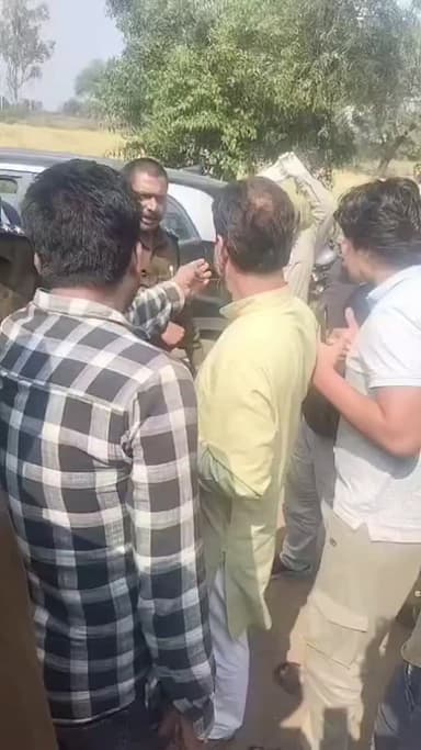 सीतामऊ के सुरजनी में भय्यू लाला के घर पुलिस सर्चिंग के दौरान अवैध पिस्टल मिलने पर परिजनों से तीखी बहस, वीडियो वायरल।
#म...