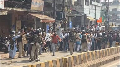 इंदौर में सियासी घमासान ने पकड़ा उग्र रूप! भाजयुमो और कांग्रेस कार्यकर्ताओं के बीच पत्थरबाजी, पुलिस को चलानी पड़ी वॉटर क...