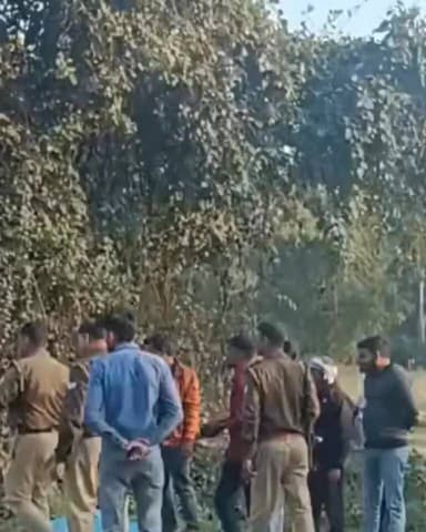 #gonda #khargupur #roadaccident
ओवरटेक करने के प्रयास में बलरामपुर मार्ग पर शनिवार को एक स्कूल के पास मोटरसाइकिल सवार च...