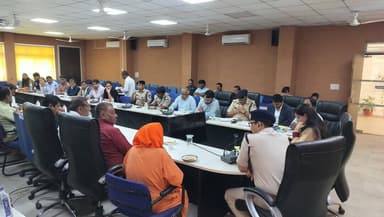 आगामी त्यौहारों के मद्देनजर शांति समिति की बैठक कलेक्टर श्रीमती नीतू माथुर की अध्यक्षता एवं पुलिस अधीक्षक की उपस्थिति मे...