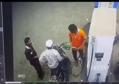 छत्तीसगढ़ | रायपुर में पेट्रोल पंप पर सिगरेट पीने से मना करने पर धर्मेंद्र ने लाइटर से पंप के नोजल पाइप में आग लगा दी, ज...