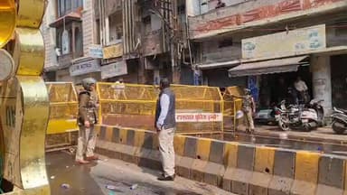 भाजपा और कांग्रेस कार्यकर्ता हुए आमने-सामने हुई जमकर पत्थर बाजी
पत्थर के साथ टमाटर भी फेक
पानी की बोतलें भी फेंकी गई ...