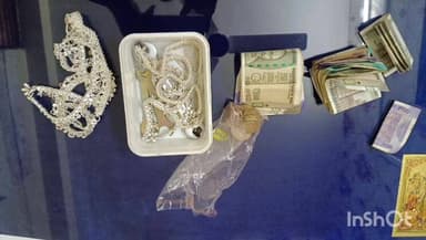 कटनी नगर: कटनी रेलवे स्टेशन पर यात्री का बैग ई-रिक्शा में छूटा, पुलिस ने बैग यात्री को सौंपा