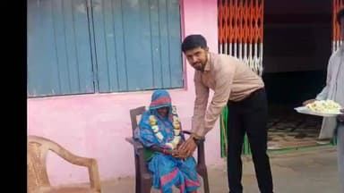 बड़ा मलेहरा: बड़ामलहरा में 106 वर्षीय वरिष्ठ मतदाताओं का किया गया सम्मान