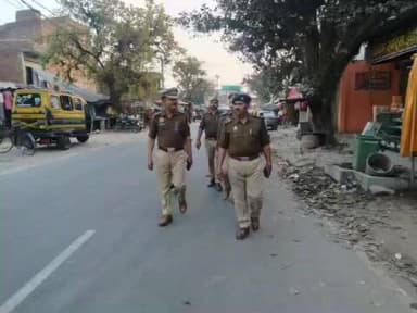 हसनगंज: थाना औरास क्षेत्र के मुख्य बाजार और भीड़भाड़ वाले क्षेत्र का ASP प्रेमचंद दक्षिणी ने पुलिस बल के साथ किया पैदल गश्त