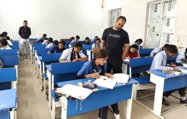 हाईस्कूल परीक्षा: 10 हजार 673 परीक्षार्थी हुए शामिल
कलेक्टर ने किया दसवीं बोर्ड परीक्षा केंद्र का औचक निरीक्षण
नकल प्...