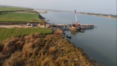 बेल्थरा रोड: परिजनों से नाराज युवती ने भागलपुर पुल से सरयू में लगाई छलांग, मछुआरों ने बचाई उसकी जान