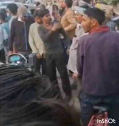 एत्मादपुर: खंदौली बैंक ऑफ़ इंडिया के पास तेज रफ्तार ट्रक ने बाइक सवार 2 युवकों को रौंदा, 1 की दर्दनाक मौत, 1 घायल