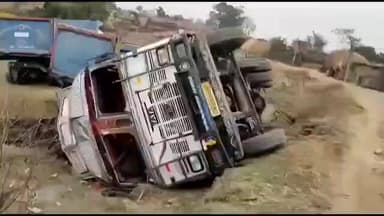 टंडवा: मगध कोल परियोजना क्षेत्र में कोयला लदा ट्रक पलटा, चालक बाल-बाल बचा