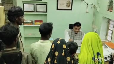 बाड़ी: घुमंतू परिवारों ने आशियाने की मांग की, सौंपा ज्ञापन