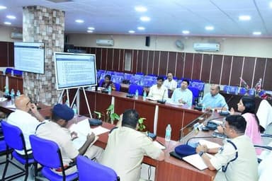 जिले में आगामी त्यौहारो को लेकर किये जायेंगे कडे इंतजाम
...................
नियमो का उल्लंघन करने वालो के खिलाफ होगी a
1...